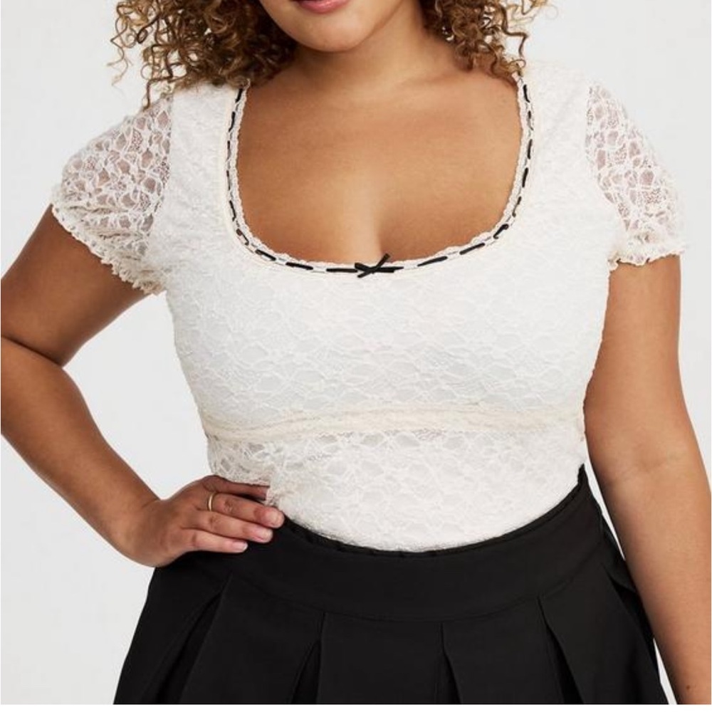 Stretch Lace Scoop Neck Top